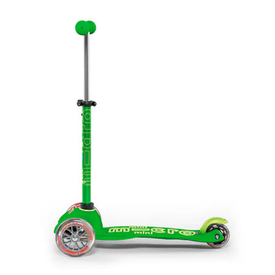 Detalle del manubrio ajustable del Micro Scooter Mini Micro Deluxe Verde, adaptable al crecimiento infantil.