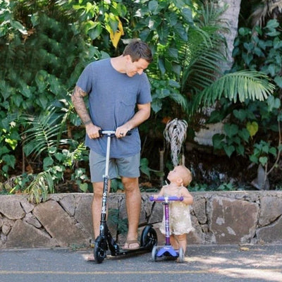 Detalle de las ruedas del Micro Scooter Mini Micro Deluxe Morado, ideales para estabilidad en cada paseo.