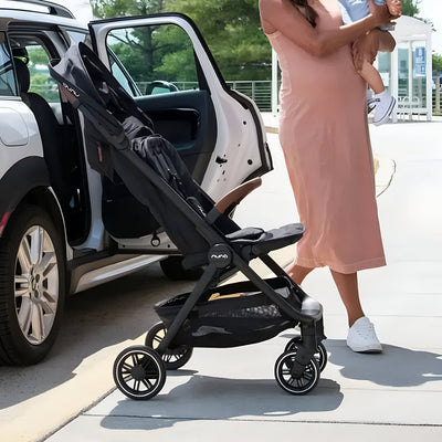 Coche Nuna TRVL™ Negro con capota  con ventana para mantener al bebé protegido y visible