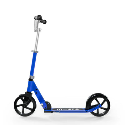 Scooter Micro Crucero azul con plataforma antideslizante y ruedas grandes.