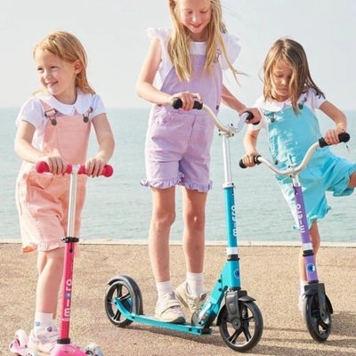 Micro Scooter Crucero en color aqua para un deslizamiento suave y cómodo.